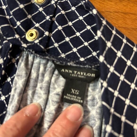 Ann Taylor XS navy and white print top‎ - Picture 3 of 9